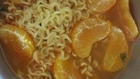 Tak kalah menyebalkan, ada racikan unik mie instan yang begitu nyeleneh. Mie kuah dengan buah jeruk ini pasti rasanya tidak karuan. Foto: Twitter/deluvanese