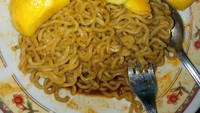 Antara kehabisan topping atau ingin yang segar-segar, aksi netizen ini bikin kesal. Sepiring mie instan miliknya ditambahkan potongan buah mangga segar. Foto: Twitter/deluvanese