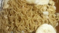 Sudah seperti oatmeal, ada topping aneh untuk mie instan yang satu ini. Bukan bakso atau sosis, melainkan potongan buah pisang segar. Foto: Twitter/deluvanese