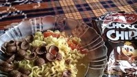 Menggantikan penggunaan susu, netizen ini punya cara kreatif. Mie kuah instannya dicampurkan dengan sereal cokelat yang rasanya jadi tak karuan. Foto: Twitter/deluvanese