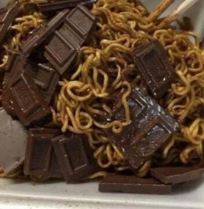 Topping nyeleneh mie instan 10 Topping Nyeleneh Mie Instan Ini Malah Bikin Tak Nafsu Makan!