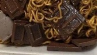 Sempat jadi tren yang nyeleneh, mie instan ini dengan cokelat ini bikin tak nafsu makan. Bahkan cokelatnya terlihat masih berupa potongan utuh. Foto: Twitter/deluvanese