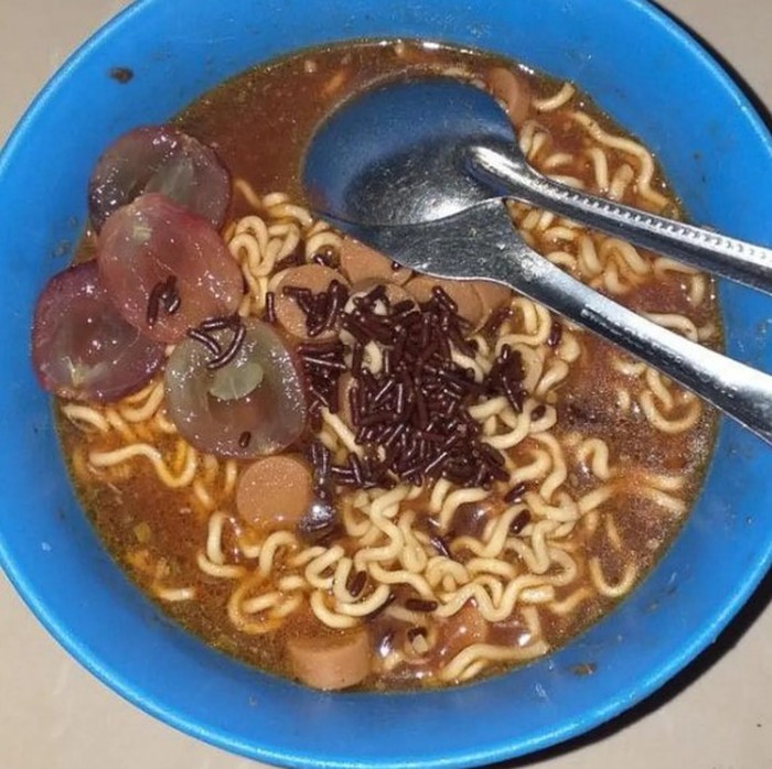 Topping nyeleneh mie instan 10 Topping Nyeleneh Mie Instan Ini Malah Bikin Tak Nafsu Makan!