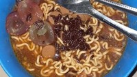 Ingin jadi lebih sehat, netizen ini menambahkan potongan anggur pada mienya. Tak berhenti di situ, ada juga cokelat meses yang membuat penampilan mienya semakin bikin mual. Foto: Twitter/deluvanese