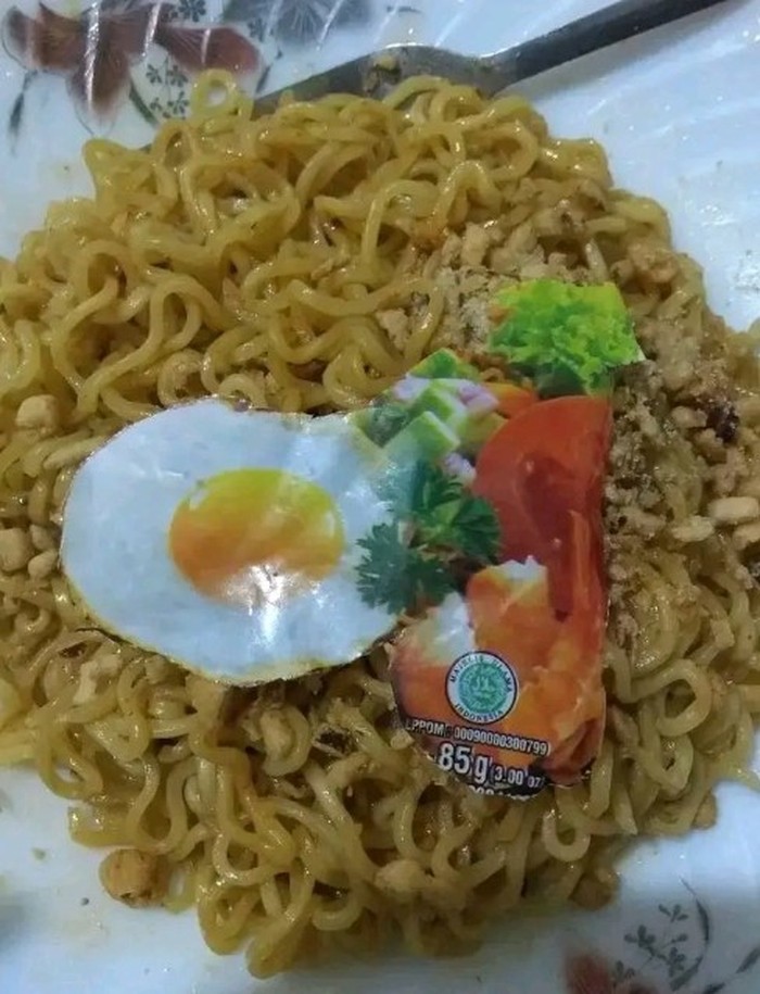 Topping nyeleneh mie instan 10 Topping Nyeleneh Mie Instan Ini Malah Bikin Tak Nafsu Makan!