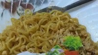 Mie instan tanggal tua ini benar-benar tak butuh biaya banyak. Aksi kreatif netizen yang mulai kehabisan uang ini berujung menggunting foto telur pada kemasan mie. Foto: Twitter/deluvanese