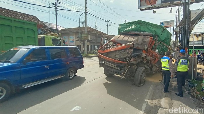 Kecelakaan truk di Pantura Kudus-Pati, Desa Jekulo, Kecamatan Jekulo, Senin (13/6/2022). (Foto : Dian Utoro Aji/detikJateng).