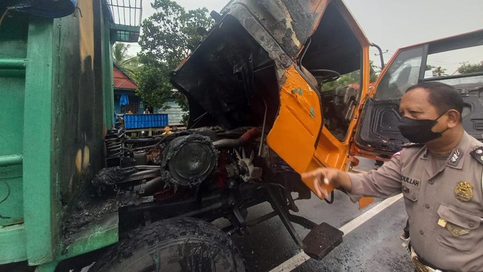Truk terbakar di Wajo membuat sopir meninggal dunia diduga kelelahan memadamkan api.