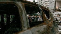 Mereka memanfaatkan puing-puing bangunan yang rusak.
