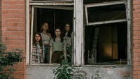 Meski dalam keadaan miris, justru latar belakang puing atau bangunan yang rusak tersebut membuat foto terlihat lebih dramatis.