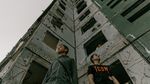 Siswa SMA di Ukraina Bikin Album Foto Kelulusan di Antara Puing