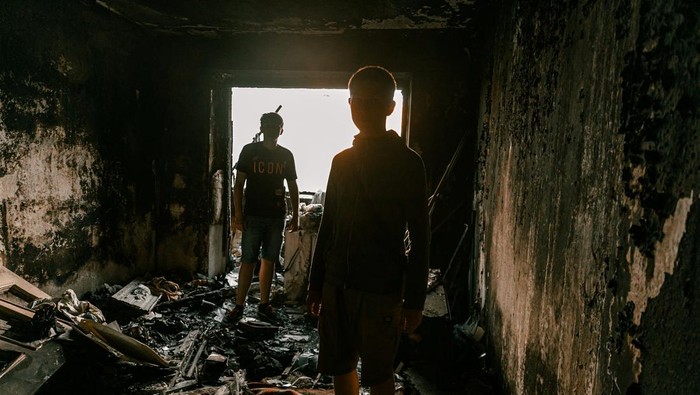 Students pose inside a room in a damaged building for a high school graduation photoshoot, as Russias attack on Ukraine continues, in Chernihiv, Ukraine, June 5, 2022. Picture taken on June 5, 2022. Instagram/@senykstas/Handout via REUTERS  THIS IMAGE HAS BEEN SUPPLIED BY A THIRD PARTY. MANDATORY CREDIT. NO RESALES. NO ARCHIVES.