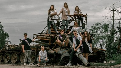 Siswa SMA di Ukraina Bikin Album Foto Kelulusan di Antara Puing
