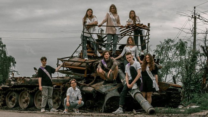 Students pose inside a room in a damaged building for a high school graduation photoshoot, as Russia's attack on Ukraine continues, in Chernihiv, Ukraine, June 5, 2022. Picture taken on June 5, 2022. Instagram/@senykstas/Handout via REUTERS  THIS IMAGE HAS BEEN SUPPLIED BY A THIRD PARTY. MANDATORY CREDIT. NO RESALES. NO ARCHIVES.