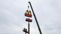 Dikutip dari Reuters disebutkan setelah dijual, pengelola akan mengubah merek dagang baru. Nantinya logo akan menggambarkan dua kentang goreng dan burger.