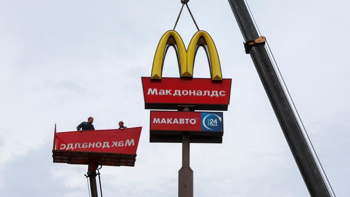 UKRAINE-CRISIS/RUSSIA-MCDONALD'S Workers use a crane to dismantle the McDonald's Golden Arches while removing the logo signage from a drive-through restaurant of McDonald's in the town of Kingisepp in the Leningrad region, Russia June 8, 2022. REUTERS/Anton Vaganov