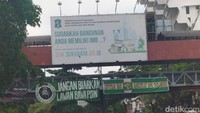 Spanduk Bonek di jembatan penyeberangan Jalan Urip Sumoharjo/Foto: Deny Prastyo Utomo/detikJatim