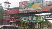 Spanduk Bonek di jembatan penyeberangan Jalan Urip Sumoharjo/Foto: Deny Prastyo Utomo/detikJatim
