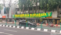 Spanduk Bonek di pinggir Jalan Urip Sumoharjo/Foto: Deny Prastyo Utomo/detikJatim