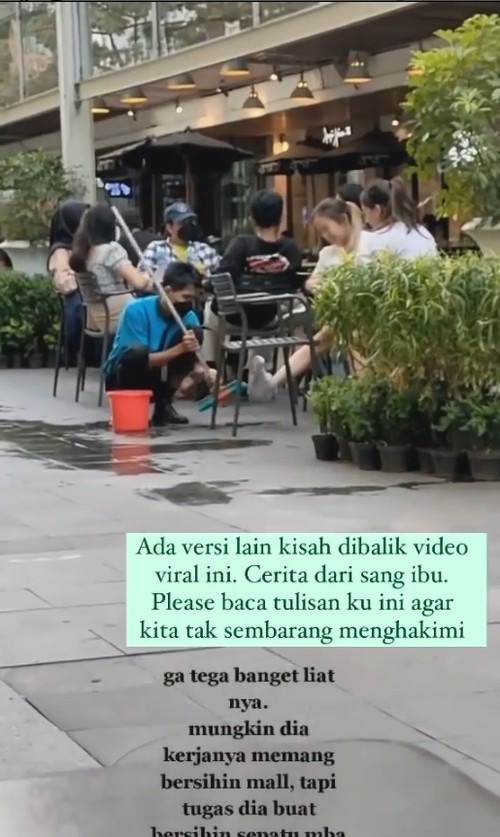 Unggahan viral di media sosial, seorang cleaning service terlihat sedang membersihkan sepatu salah satu pengunjung mall.