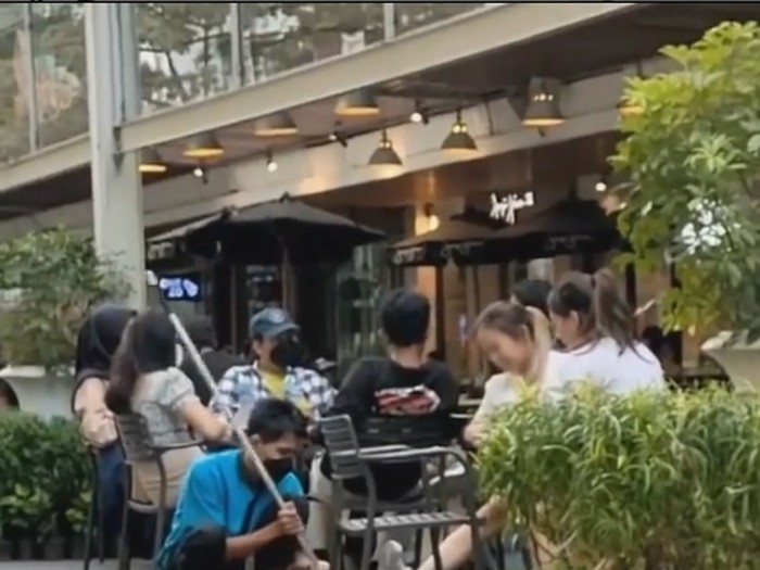 Unggahan viral di media sosial, seorang cleaning service terlihat sedang membersihkan sepatu salah satu pengunjung mall. Unggahan viral di media sosial, seorang cleaning service terlihat sedang membersihkan sepatu salah satu pengunjung mall.