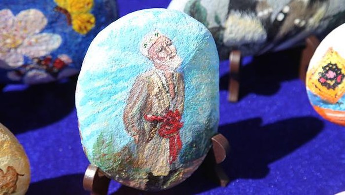 YIWU, CHINA - JUNE 13, 2022 - A folk artist paints on a stone in Yiwu, Xinjiang Province, China, June 13, 2022. The content involves folk custom, specialty, character creation, heroes fighting the epidemic, customs and so on. (Photo credit should read CFOTO/Future Publishing via Getty Images)