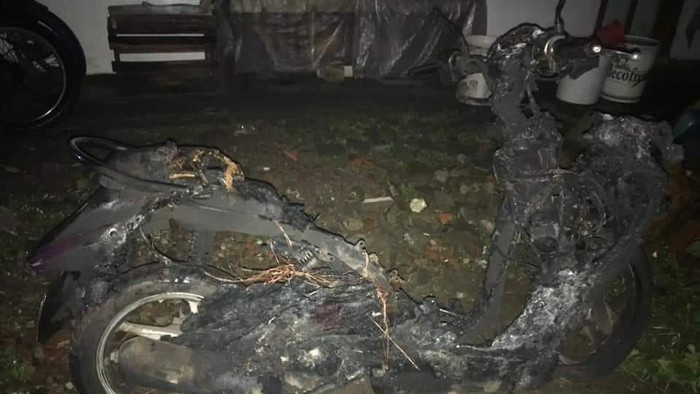 Unit motor yang terbakar diduga akibat molotov