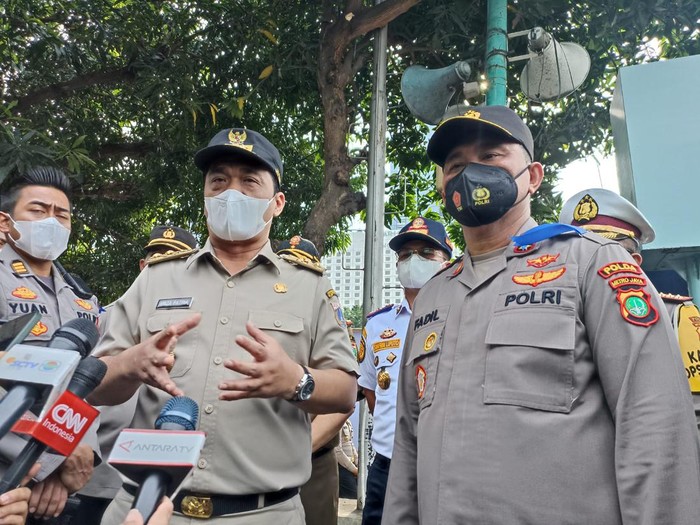 Wagub DKI Jakarta Ahmad Riza Patria di Polda Metro Jaya (Wildan/detikcom)