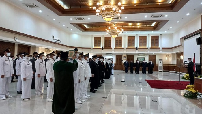 Wali Kota Jakarta Pusat Dhany Sukma melantik pejabat jajarannya, Senin (13/6/2022).