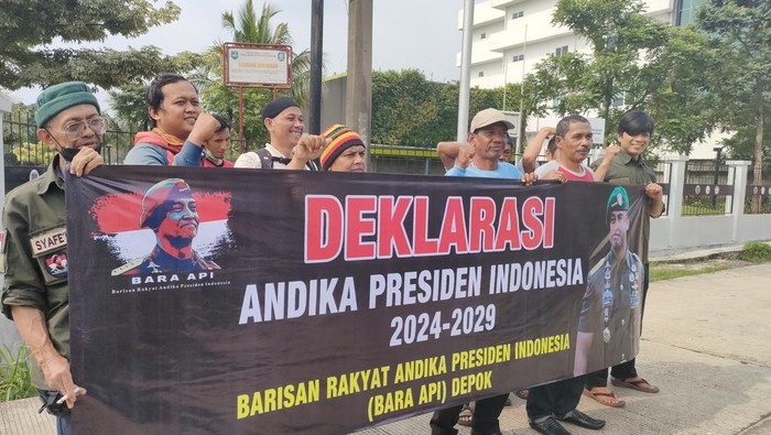 Warga Bentangkan Spanduk Deklarasi Andika Presiden Indonesia 2024-2029