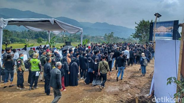 Warga berbondong-bondong ke makam Eril.