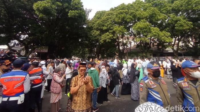 Warga berkumpul di sekitar Gedung Pakuan.