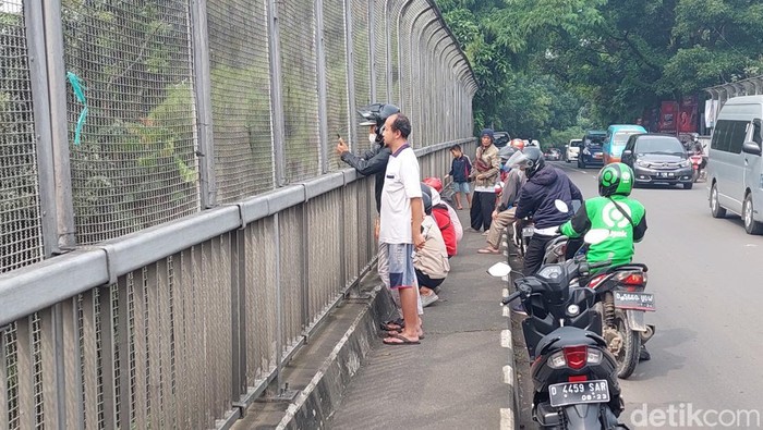 Warga mengarahkan kamera ponsel mereka ke ruas jalan tol untuk mengabadikan momen saat kendaraan mendiang putra sulung Gubernur Jabar Ridwan Kamil itu melintas ke peristirahatan terakhirnya.
