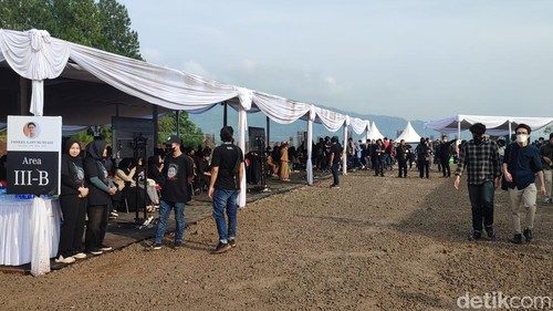 Sejumlah pelayat sudah mulai berdatangan ke area pemakaman Emmeril Kahn Mumtadz alias Eril. Mereka mengantar kepergian putra Gubernur Jabar Ridwan Kamil itu ke tempat peristirahatan terakhir.