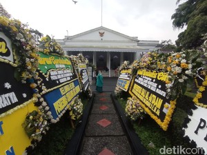 Warga Masih Berdatangan ke Gedung Pakuan Usai Pemakaman Eril