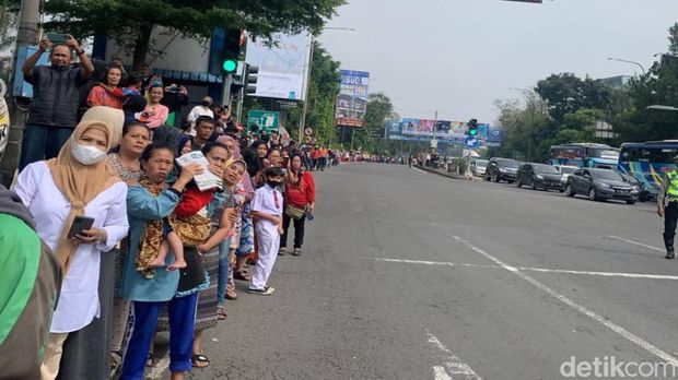 Warga menanti rombongan pengantar jenazah Eril di Jl dr Djundjunan mengarah ke Tol Pasteur