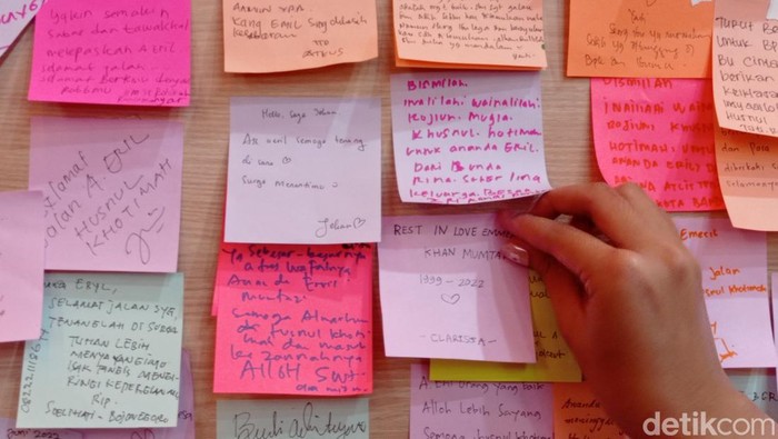 Warga menempelken kertas berisi doa di Gedung Pakuan.