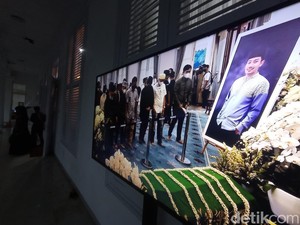 Warga Terus Berdatangan ke Gedung Pakuan untuk Salatkan Eril