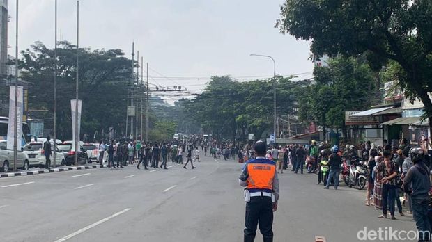 Warga menyemut di sepanjang Jalan dr Djundjunan yang mengarah ke Tol Pasteur, Kota Bandung pada Senin (13/6/2022). Mereka menanti rombongan pengantar jenazah Eril