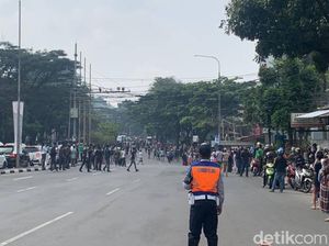 Ribuan Warga Padati Jalan Pasteur Menanti Rombongan Pengantar Eril