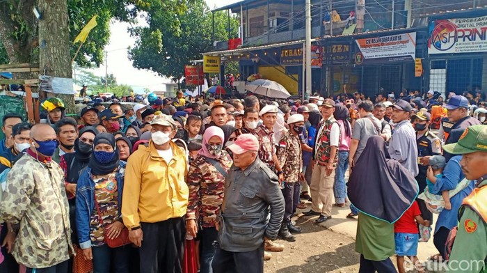 Warga Padati Area Makam Eril