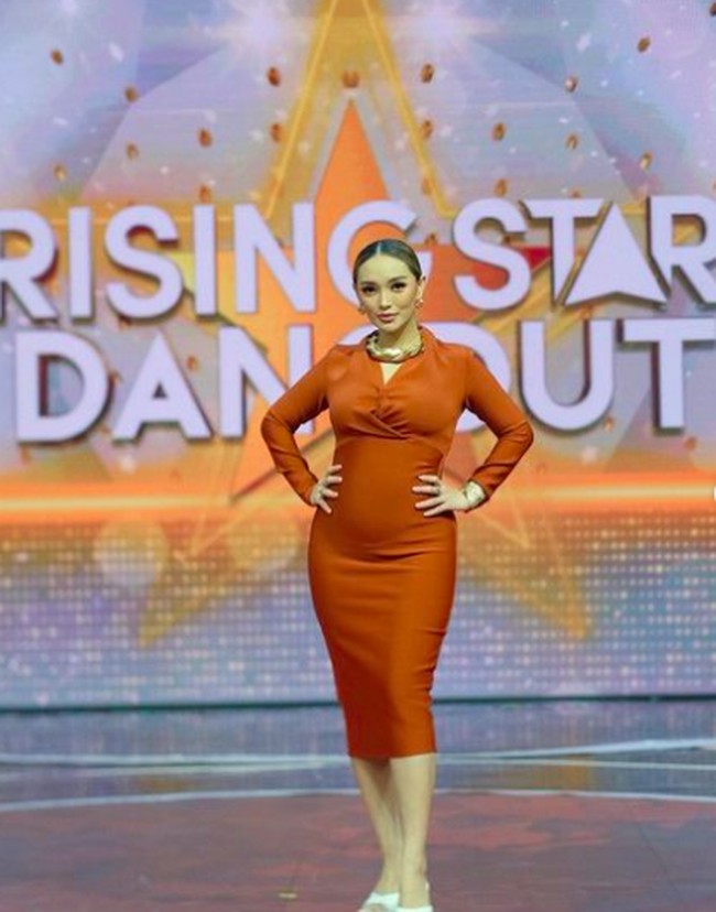 Zaskia pun masih aktif menjadi juri di acara kontes dangdut. Inilah penampilan Zaskia yang perut hamilnya sudah terlihat. Dia tampil cantik dengan busana oranye. Foto: dok. Instagram/@zaskia_gotix