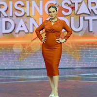 Zaskia pun masih aktif menjadi juri di acara kontes dangdut. Inilah penampilan Zaskia yang perut hamilnya sudah terlihat. Dia tampil cantik dengan busana oranye. Foto: dok. Instagram/@zaskia_gotix