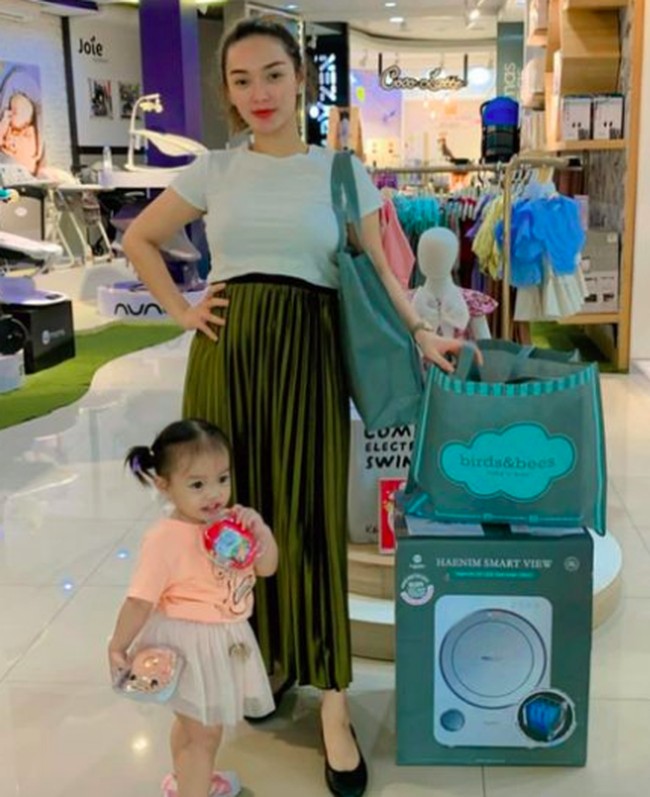 Zaskia Gotik saat ini tengah mengandung anak kedua. Hamil bukanlah kendala baginya untuk tetap beraktivitas. Zaskia masih aktif jalan-jalan ke mal bersama putrinya Arsila Bungalia SirkianiFoto: dok. Instagram/@zaskia_gotix