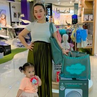 Zaskia Gotik saat ini tengah mengandung anak kedua. Hamil bukanlah kendala baginya untuk tetap beraktivitas. Zaskia masih aktif jalan-jalan ke mal bersama putrinya Arsila Bungalia SirkianiFoto: dok. Instagram/@zaskia_gotix