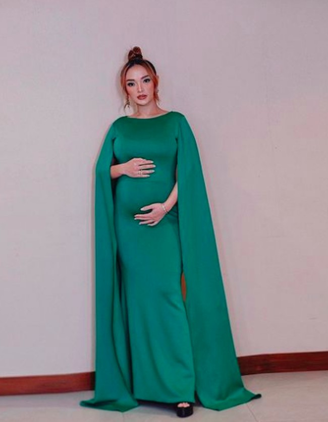 Kehamilannya sekitar lima atau enam bulan sehingga perut hamilnya sudah tampak membesar. Dalam busana hijau, tampak Zaskia bangga memamerkan baby bump-nya. Foto: dok. Instagram/@zaskia_gotix