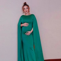 Kehamilannya sekitar lima atau enam bulan sehingga perut hamilnya sudah tampak membesar. Dalam busana hijau, tampak Zaskia bangga memamerkan baby bump-nya. Foto: dok. Instagram/@zaskia_gotix