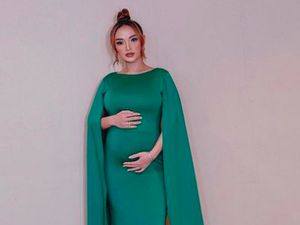 8 Penampilan Zaskia Gotik Pamer Baby Bump, Masih Lincah Goyang Itik