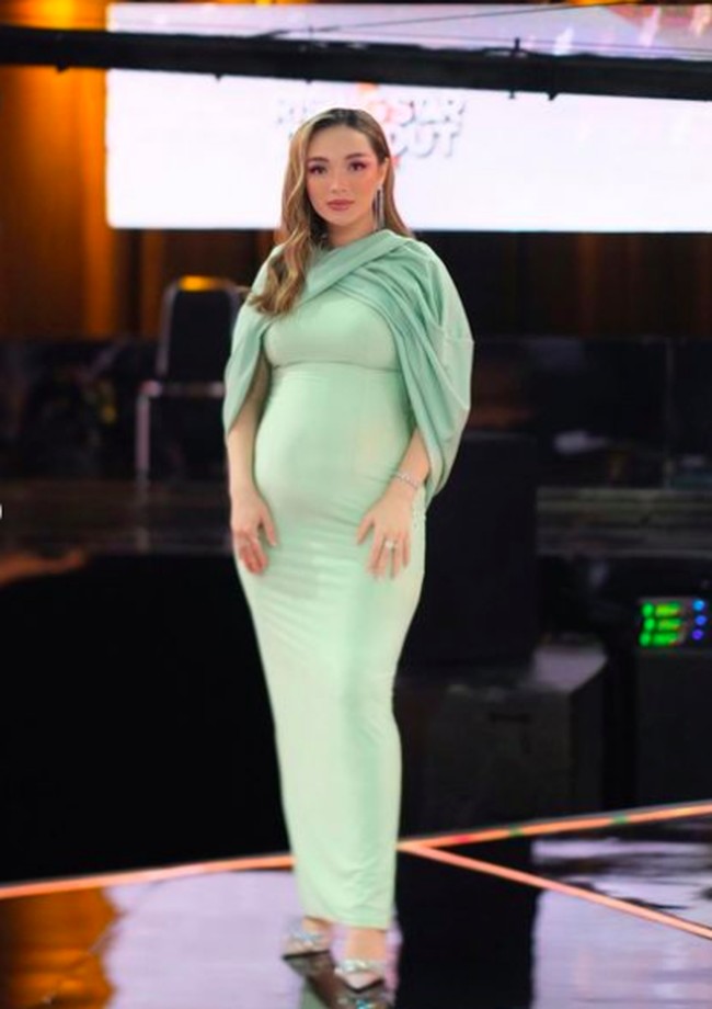 Zaskia Gotic memamerkan lekuk tubuhnya dalam balutan gaun ketat warna hijau mint. Penampilannya tampak begitu segar. Foto: dok. Instagram/@zaskia_gotix