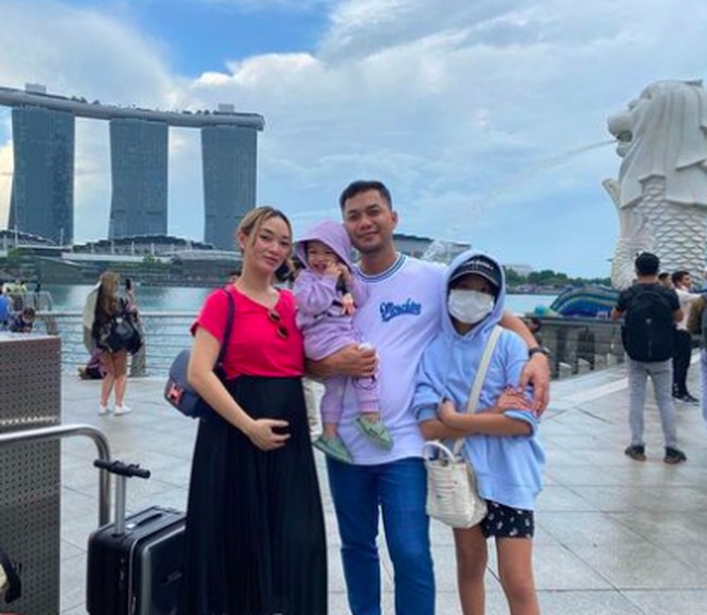 Belum lama ini pedangdut cantik itu bahkan juga sempat liburan ke Singapura bersama anak dan suaminya Sirajuddin Mahmud Sabang. Tampak Zaskia mengenakan blus pink dan rok hitam. Dia memadankannya dengan tas Hermes. Foto: dok. Instagram/@sirajuddinmahmudsabang